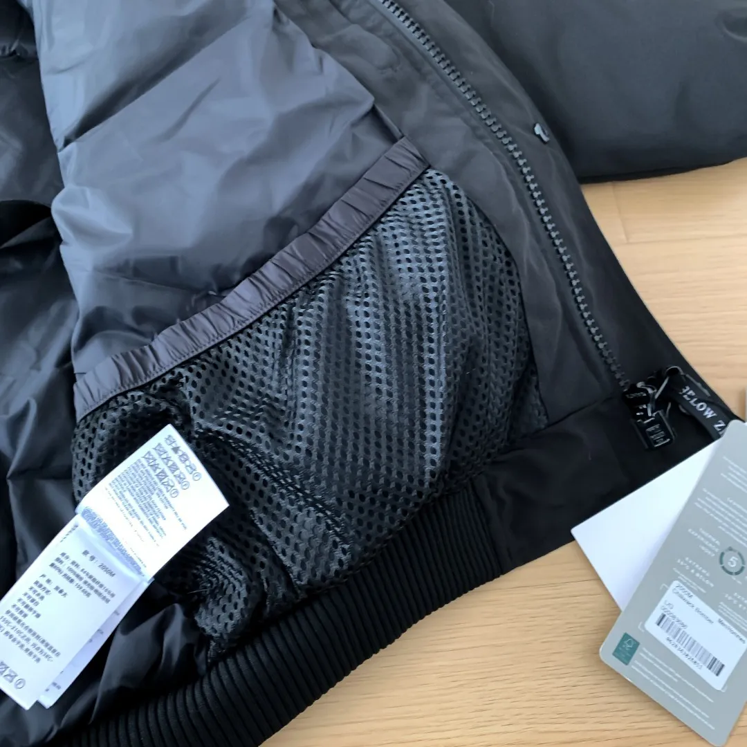 Style No.: Y 83 Canada goose/Canada Goose 01 Couple Expedition Parka Down Jacket, Authentic original version, you need to compare Authentic to check at any time, all accessories are customized from the original factory 💯The fabric is compared to the softness and hardness of Authentic and can be restored by kneading at will (fabric misunderstanding: Fabrics with high hardness are not waterproof. Only those who buy this year's latest Authentic version will notice the softness and comfort of the fabric) 💯Authentic white duck down synchronized with down, fluffy and not clumping, electronically controlled down filling machine filled with down 💯Customized Authentic YKK military-grade copper core zipper puller, high hardness and no jamming 💯The fur collar is purchased from Western Canada coyote skin and is customized 💯Big goose label, collar label, washed label, hang tag, zipper cord, pocket label, back label, collar velvet, Velcro fasteners, all details of cuffs are updated simultaneously with Authentic. The best version, the most complete color matching, battle all kinds of products. Color: Cream White Black Charcoal Gray Navy Blue Red Blue Size: XS-XXL